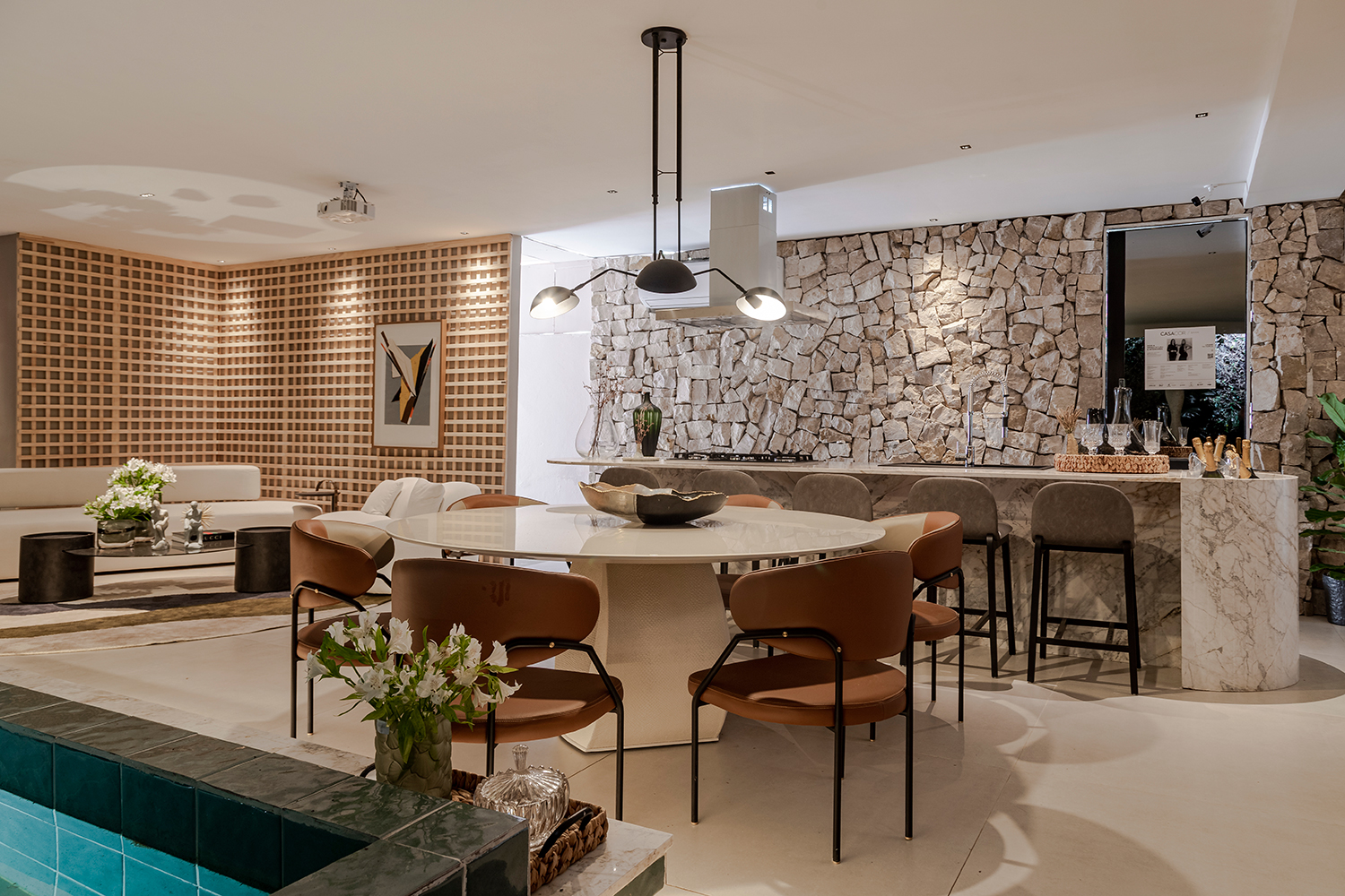 Lounge com mobiliário orgânico foi projetado para reunir família e amigos