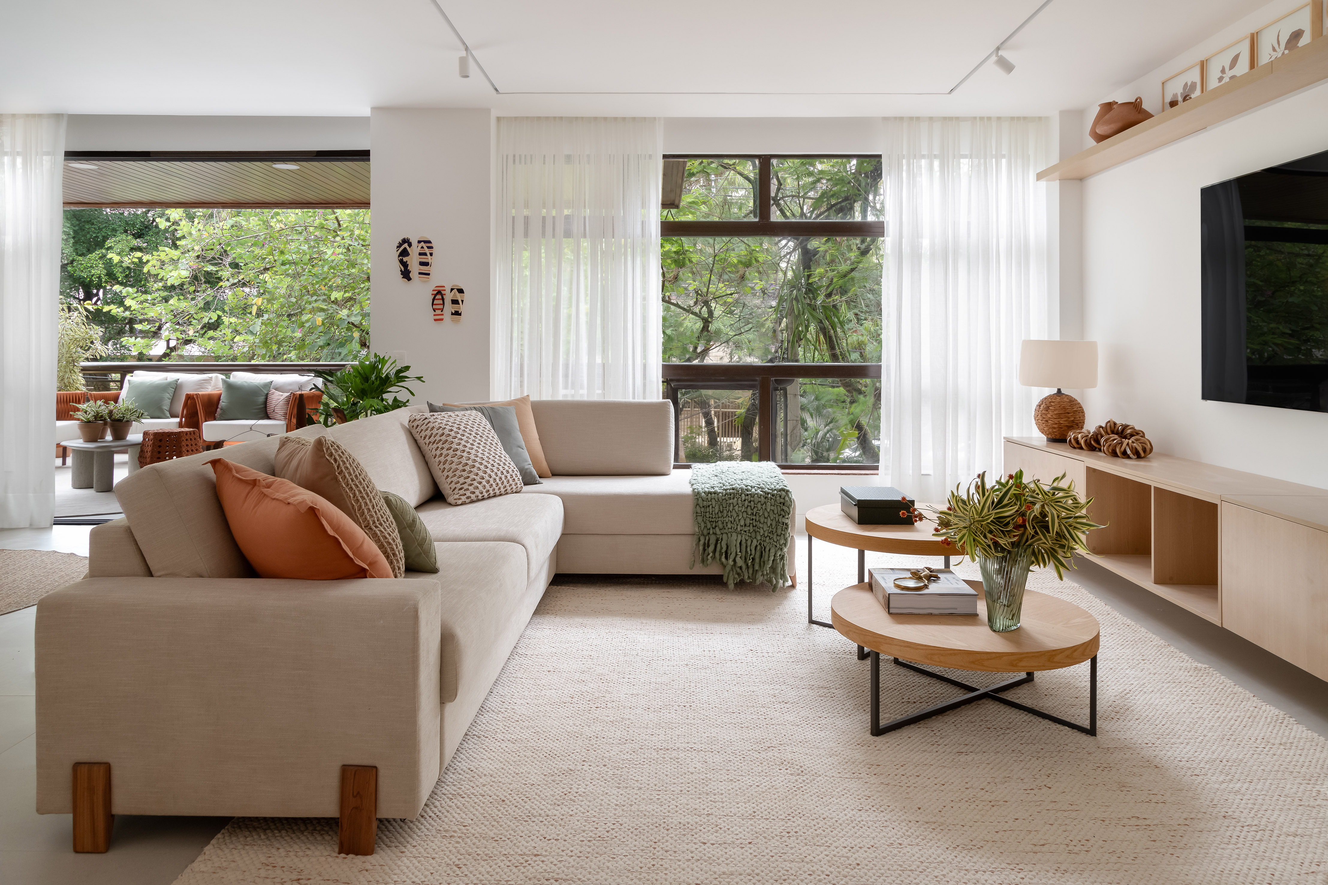 Decoración neutra, tonos tierra y verde oliva marcan este apartamento ...