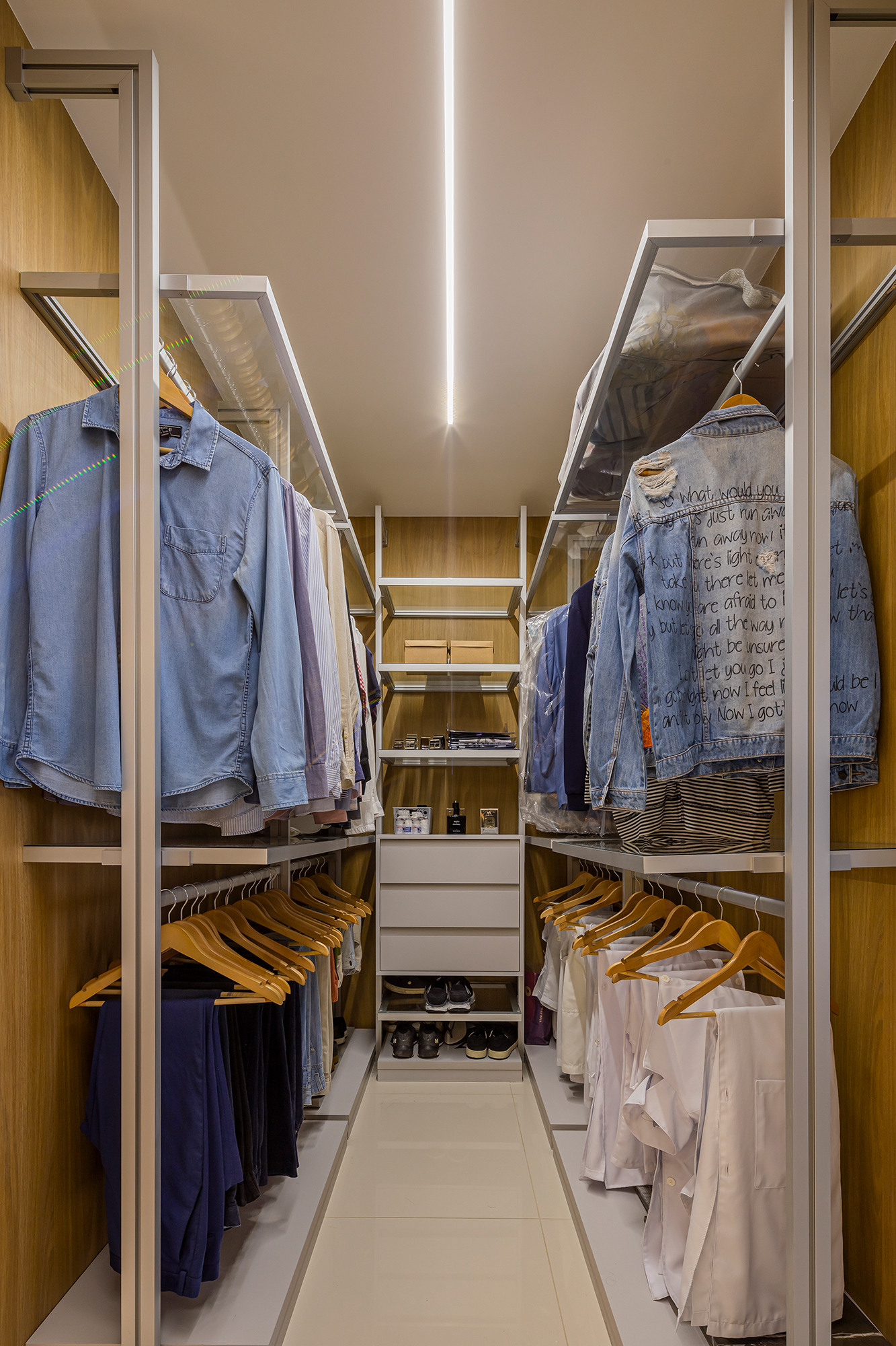 6 ideias de closets pequenos para organizar com estilo