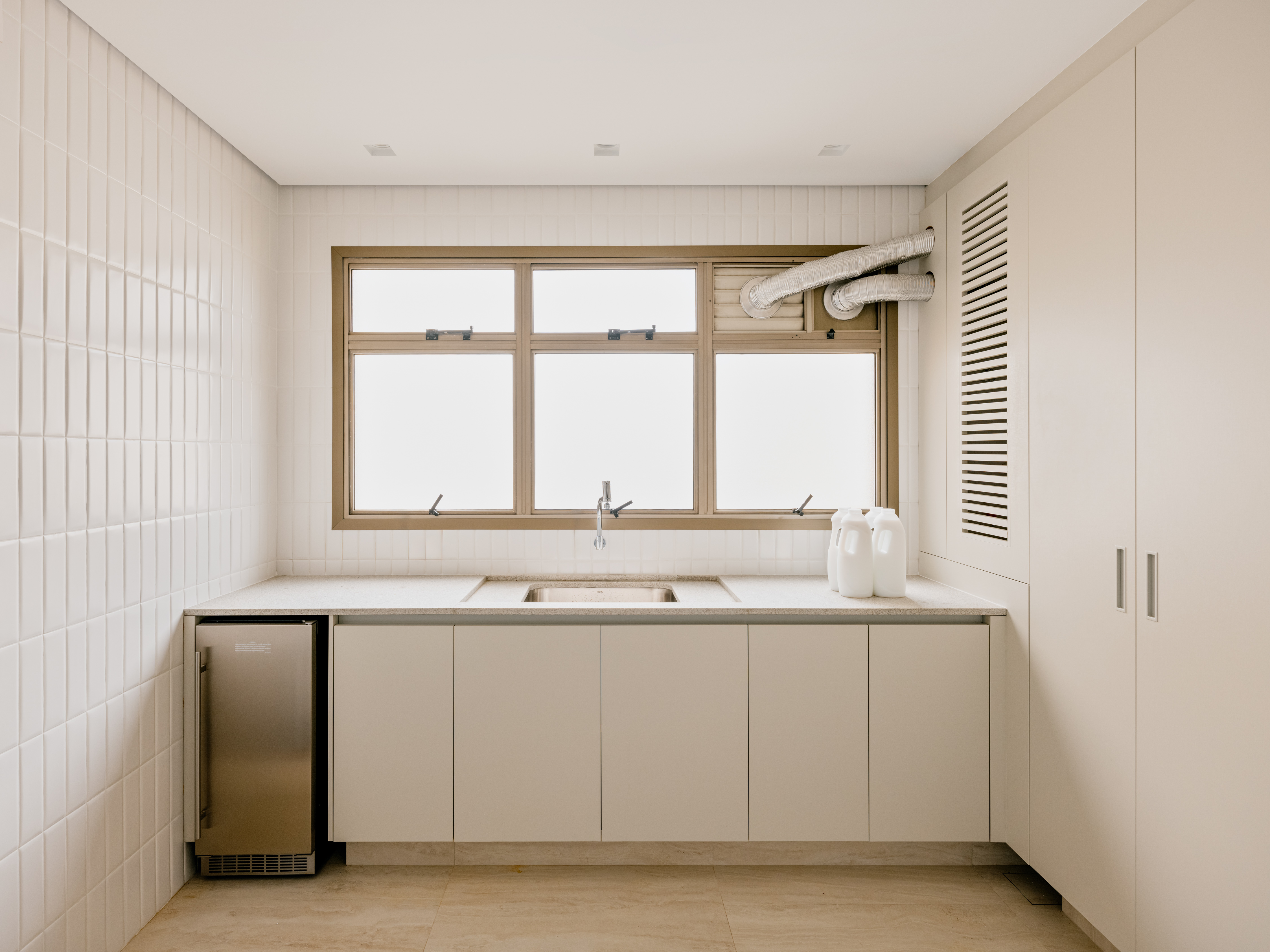 Apartamento antigo é modernizado sem perder o layout original
