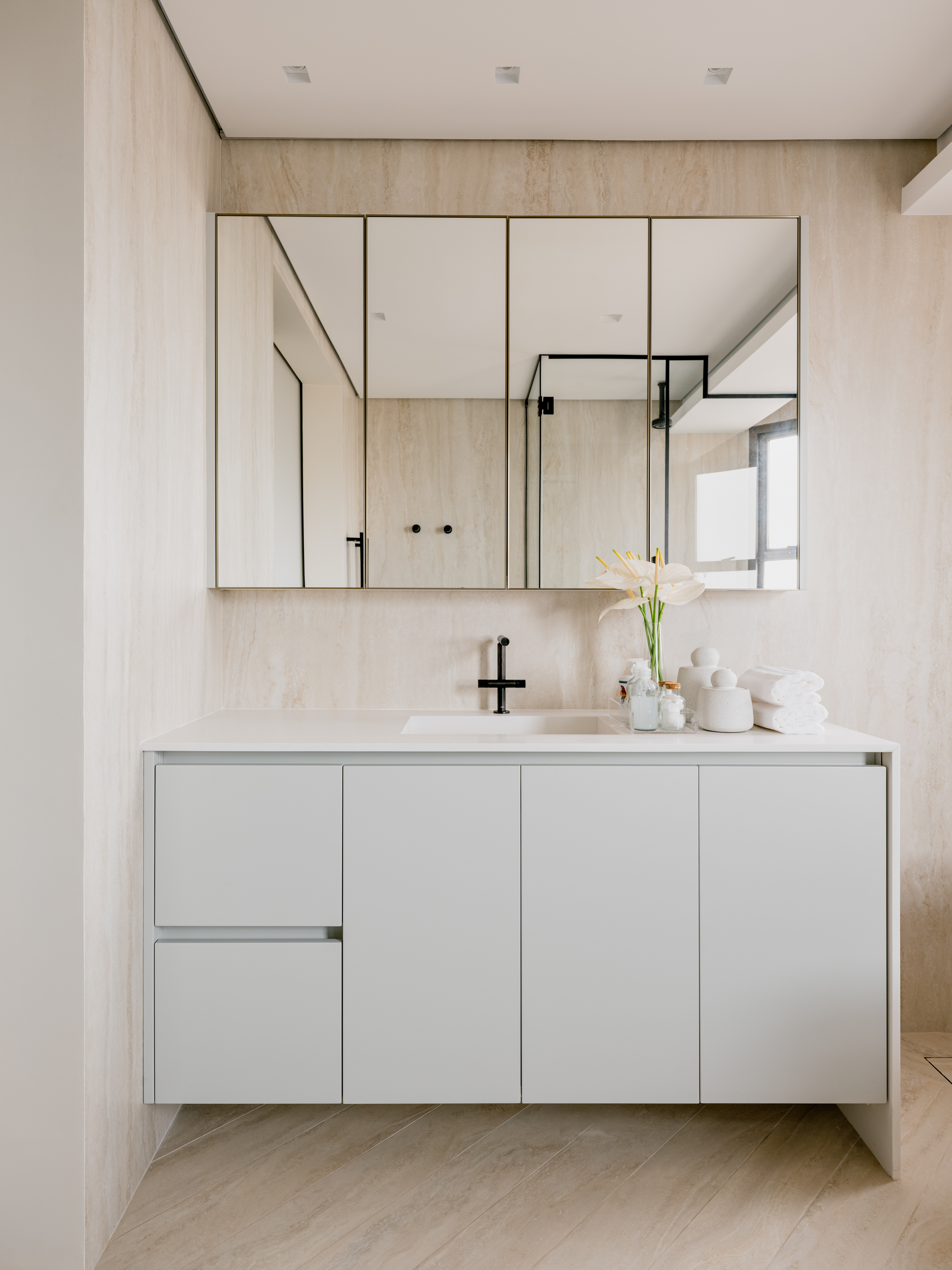Apartamento antigo é modernizado sem perder o layout original