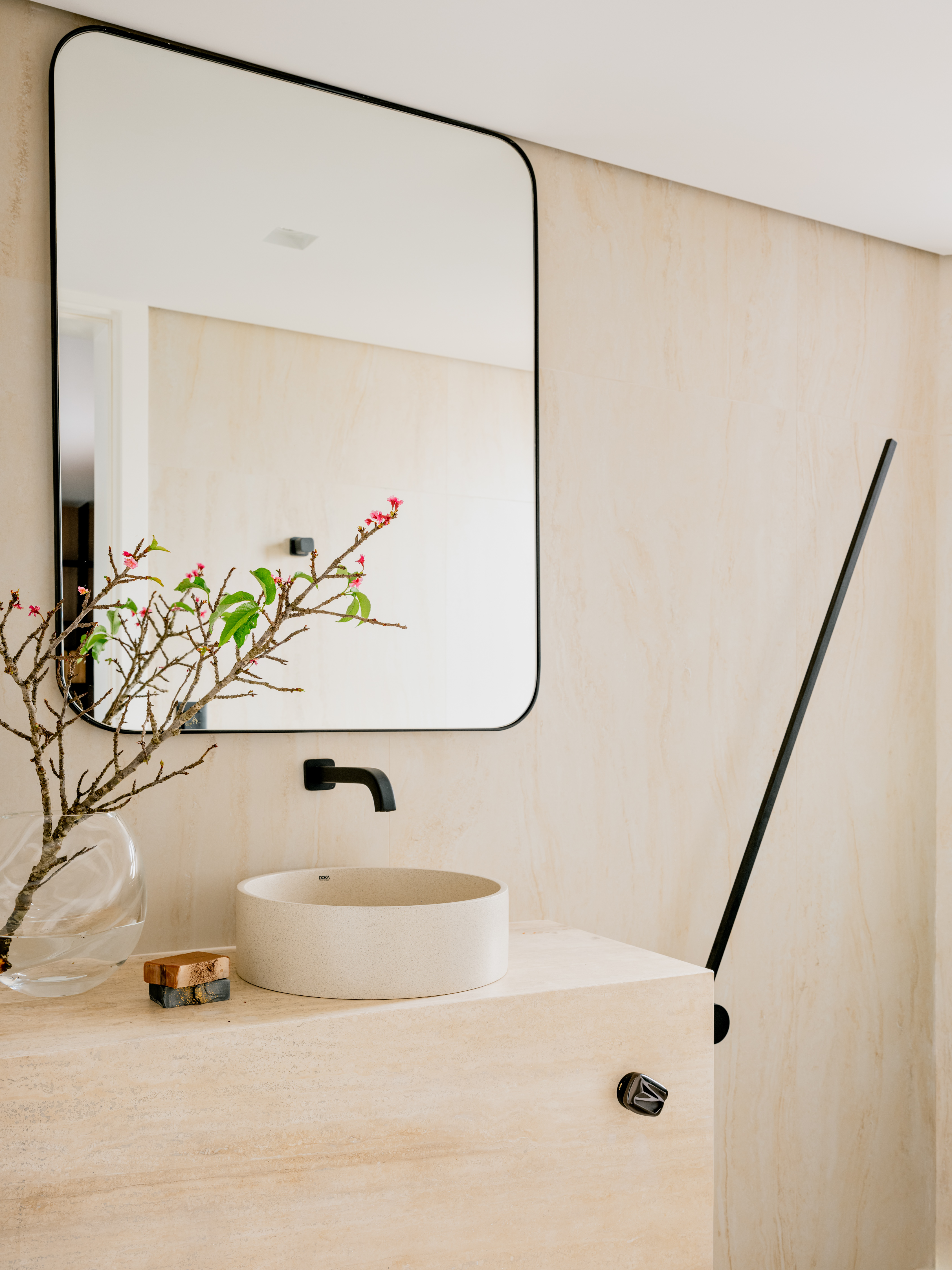 Apartamento antigo é modernizado sem perder o layout original