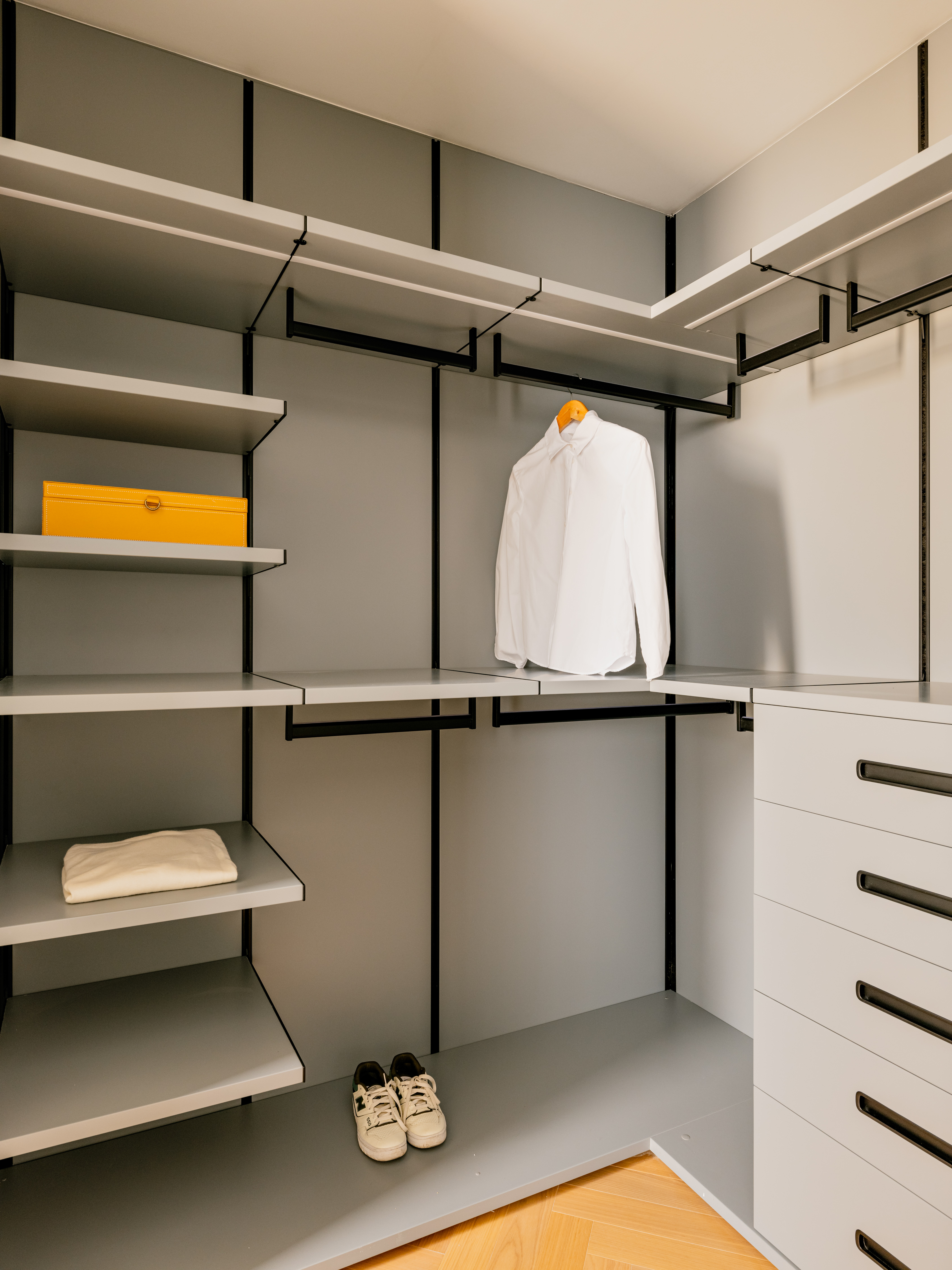Apartamento antigo é modernizado sem perder o layout original