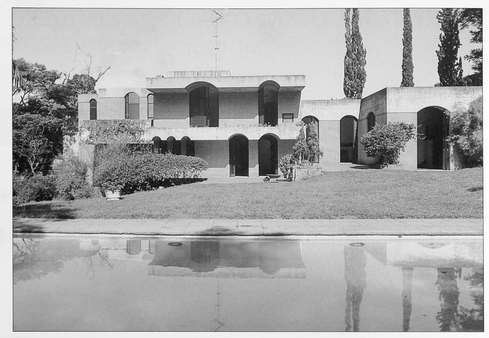 Fachada de la casa que albergó la segunda edición de CASACOR, diseñada por el arquitecto Ricardo Ramenzoni.
