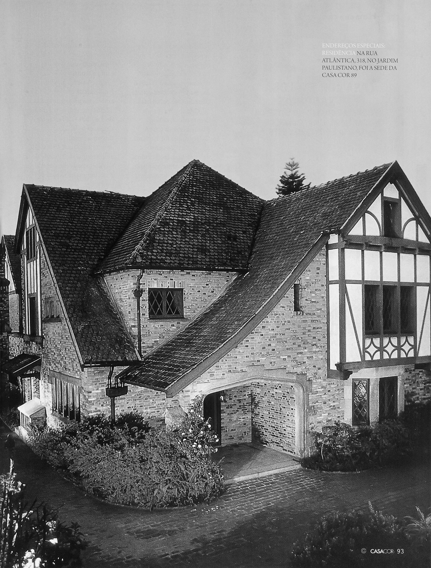 Casa de estilo normando albergó la muestra en 1989.