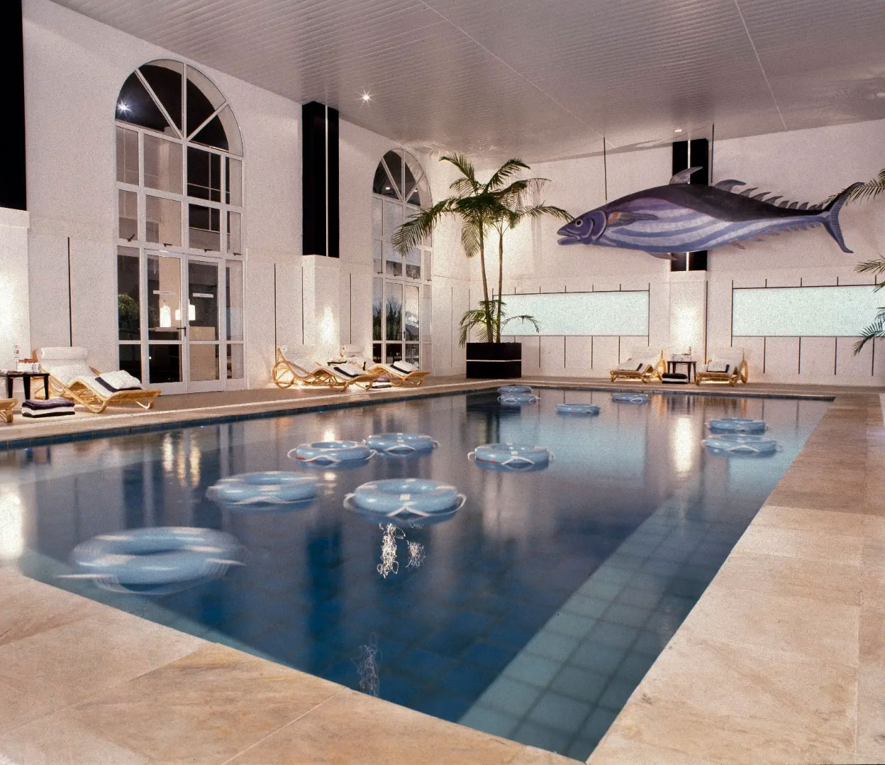 Maurício Nóbrega ambientó el área de la piscina en CASACOR Rio de Janeiro.