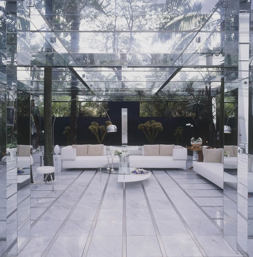 Espacio Deca, de Brunete Fraccaroli, ocupa un pabellón de vidrio en la CASACOR São Paulo.