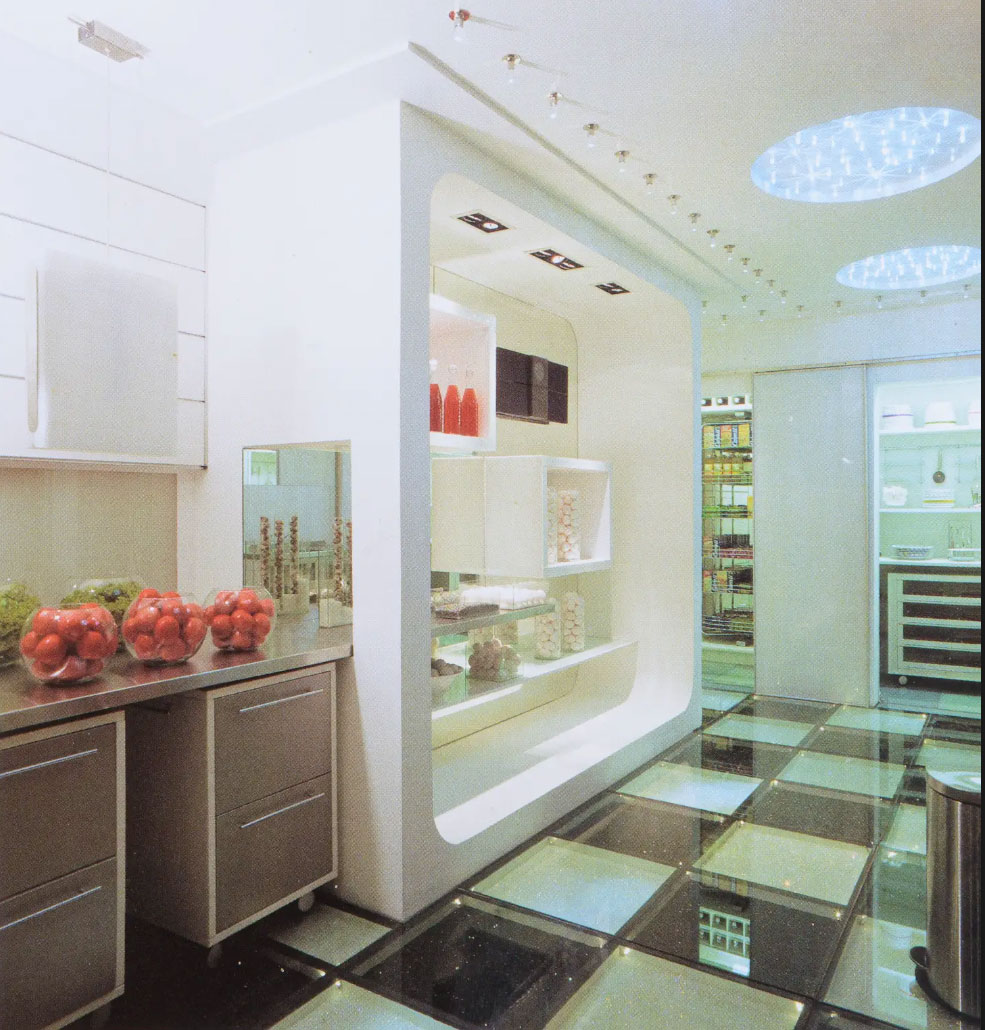 Leo Shehtman innova con piso de vidrio en la cocina en CASACOR São Paulo.