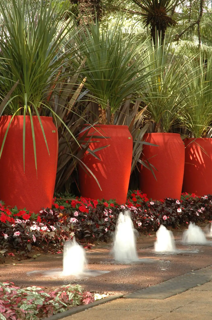 Acera accesible con piso drenante, de Benedito Abbud para CASACOR São Paulo.