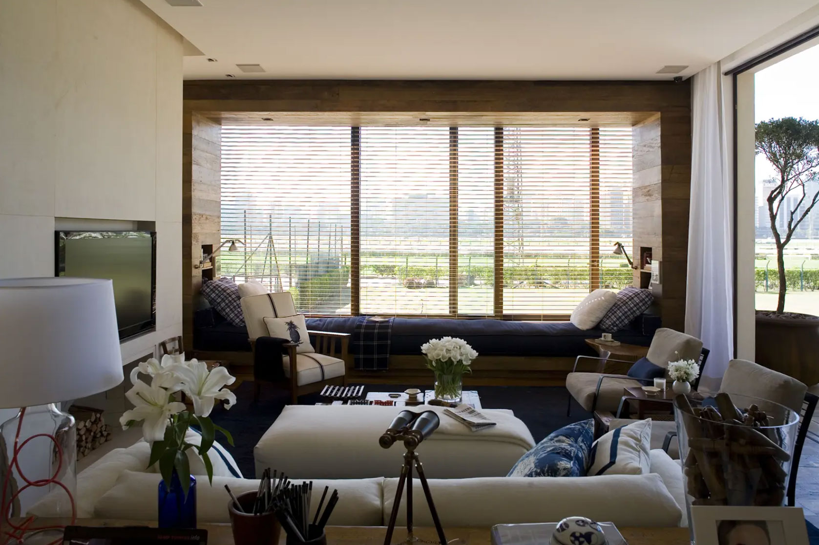 Vista del ambiente de Dado Castello Branco, con la pista de carrera y el skyline paulista al fondo.
