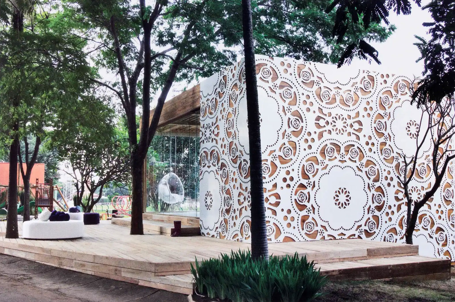 Chapinhas de aluminio recortadas en el proyecto de Marcia Coelho para CASACOR São Paulo