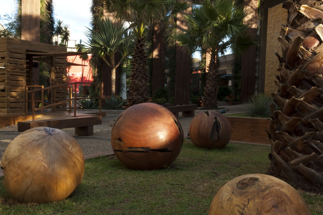 Esferas de madera en el jardín de Marcelo Faisal en la muestra paulistana.