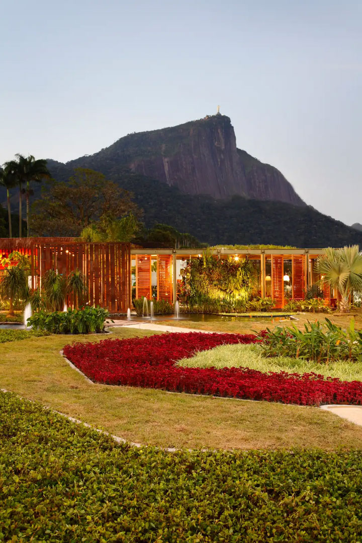 Pabellón de Ivan Rezende, totalmente integrado al paisaje en CASACOR Río de Janeiro.