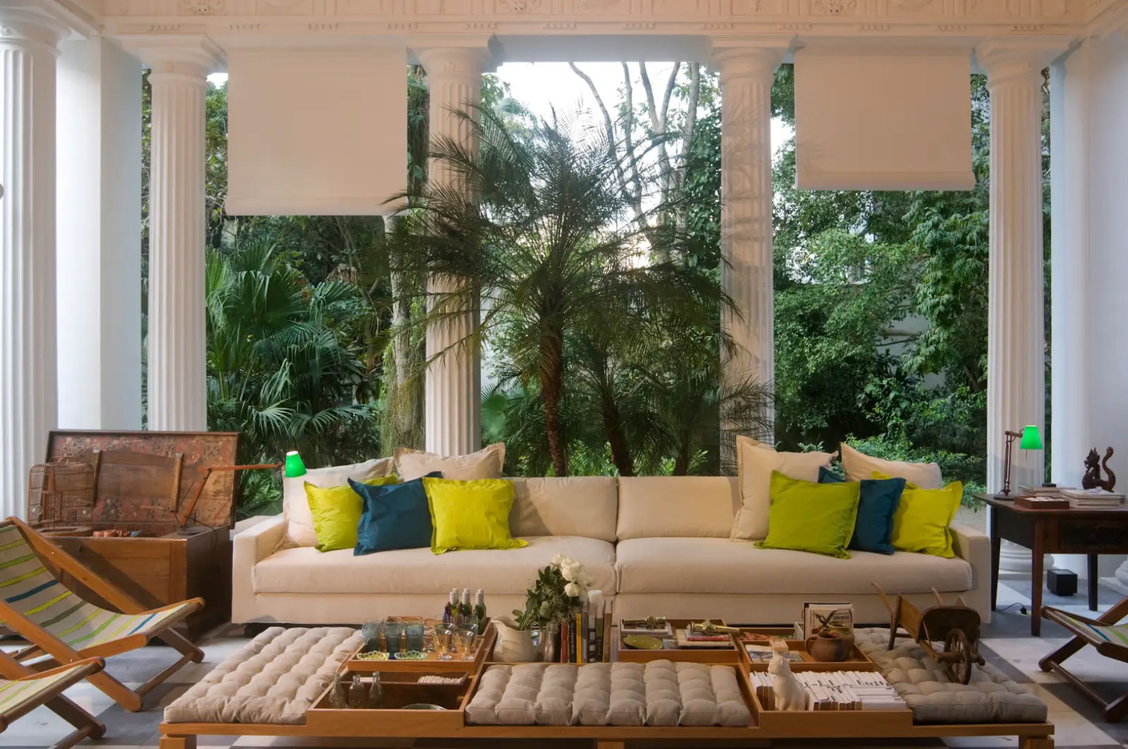 Maurício Nóbrega transformó el porche del palacete carioca en una sala de estar.