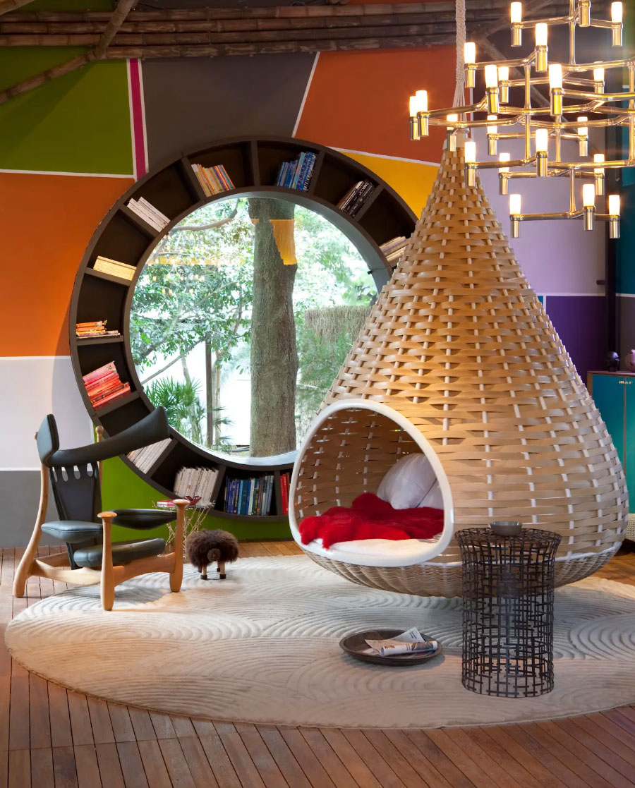 Cabaña de Fabio Galeazzo, con la butaca Chifruda en destaque, en CASACOR São Paulo.