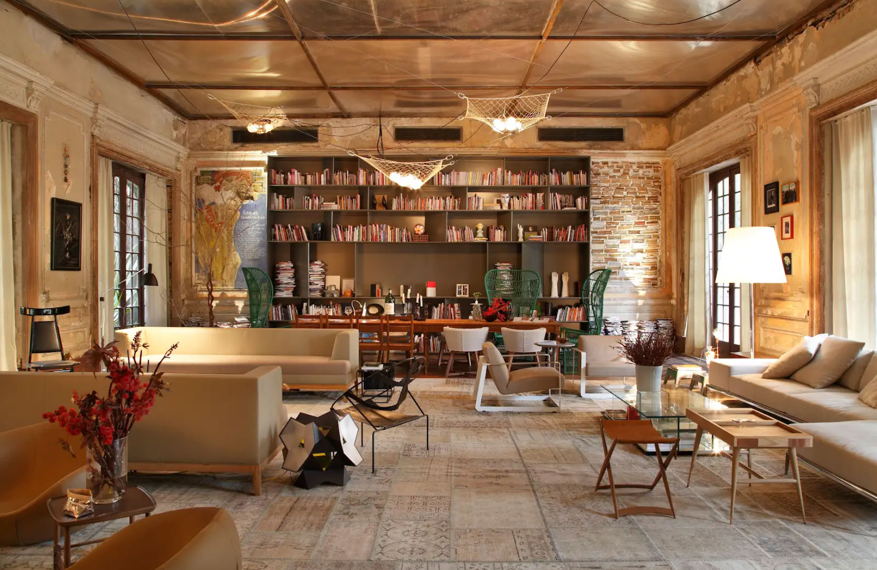 Ambiente de Gisele Taranto asume las huellas del tiempo en CASACOR Río de Janeiro.