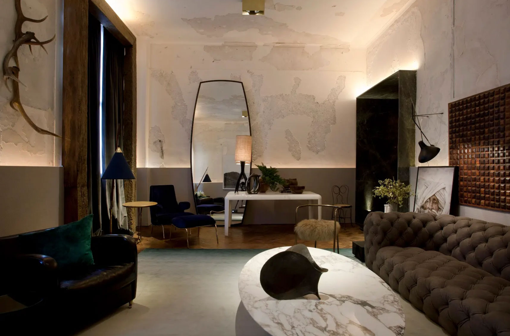 Osvaldo Tenório exploró las paredes descascaradas en su salón en la muestra paulistana.