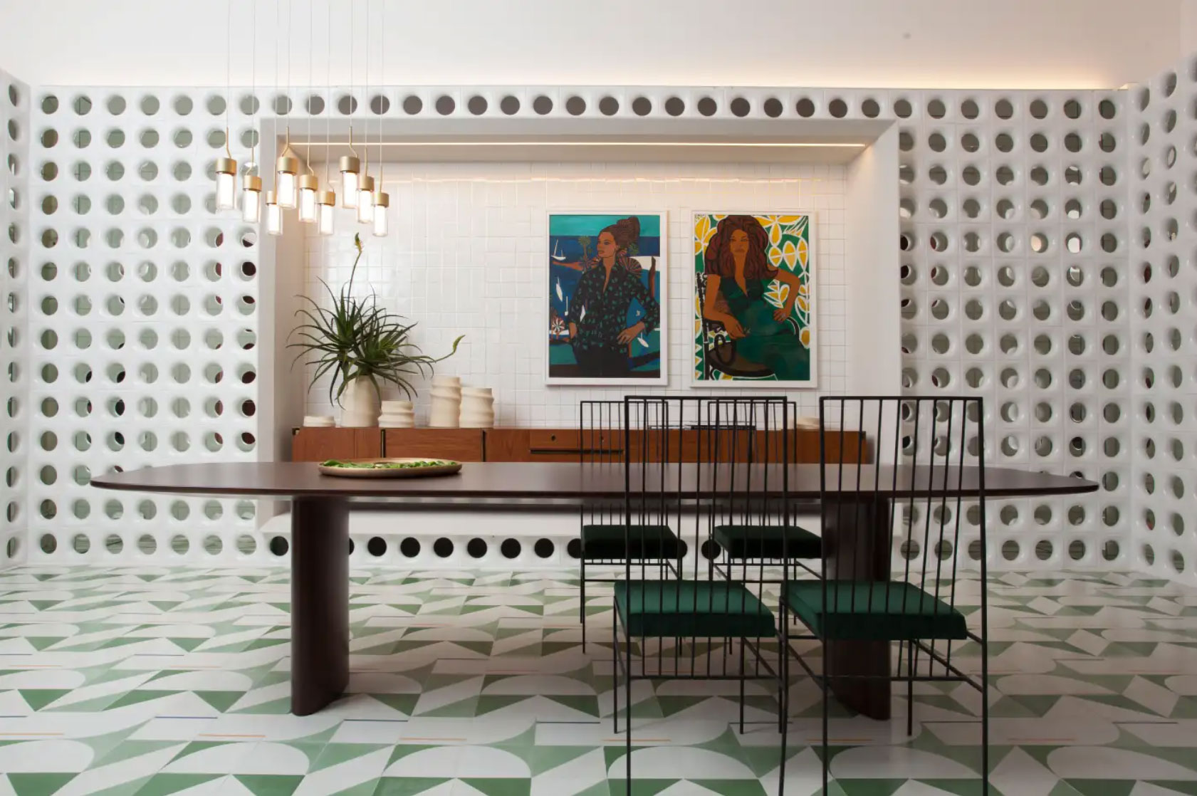 Naomi Abe unió cobogós y azulejos hidráulicos en el comedor de la CASACOR São Paulo.