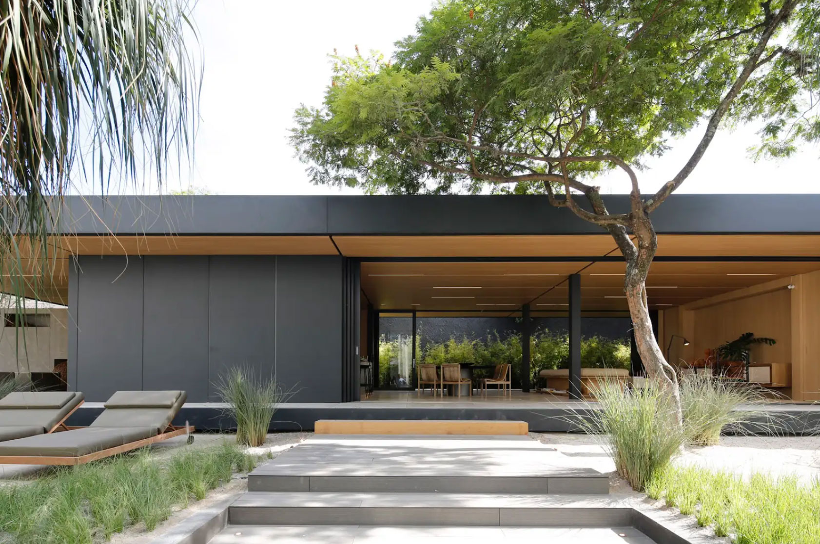 Pabellón diseñado por Arthur Casas para la CASACOR São Paulo utilizó un sistema industrializado.