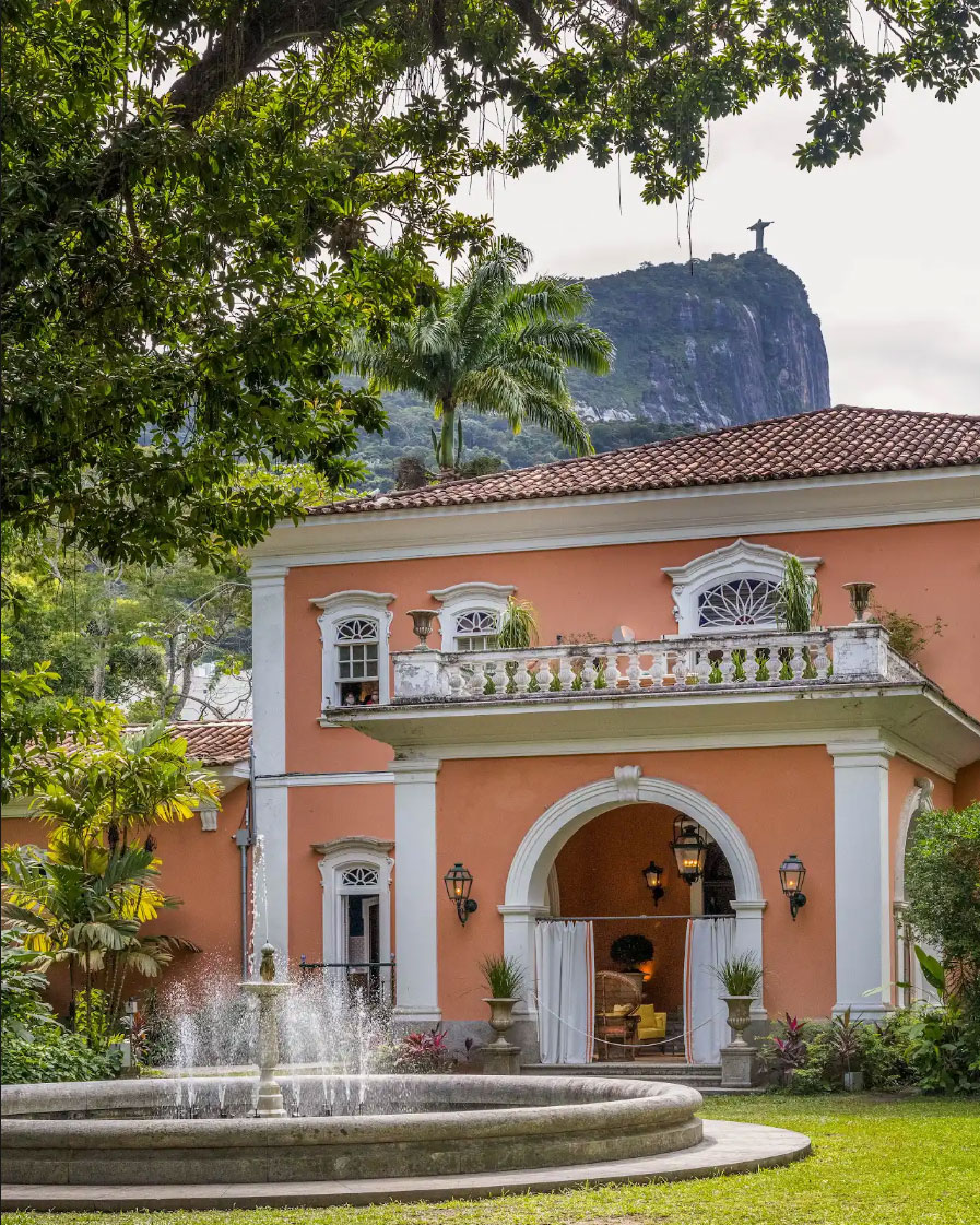 CASACOR Río de Janeiro ocupó el Palacete Brando Barbosa, en el Jardín Botánico. En Minas Gerais, Cristina Menezes fragmentó su espacio en módulos independientes.