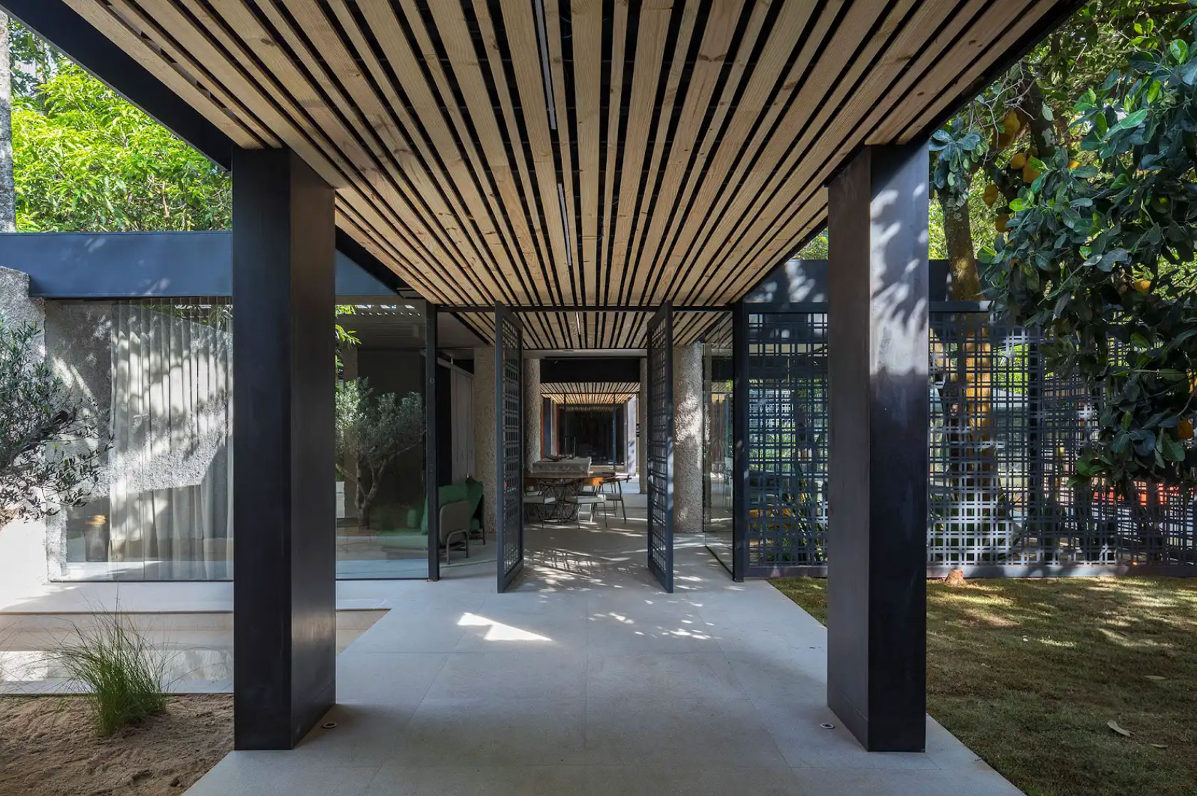 En Brasilia, Alf Arquitetura diseñó una caja de vidrio para albergar el espacio gourmet.