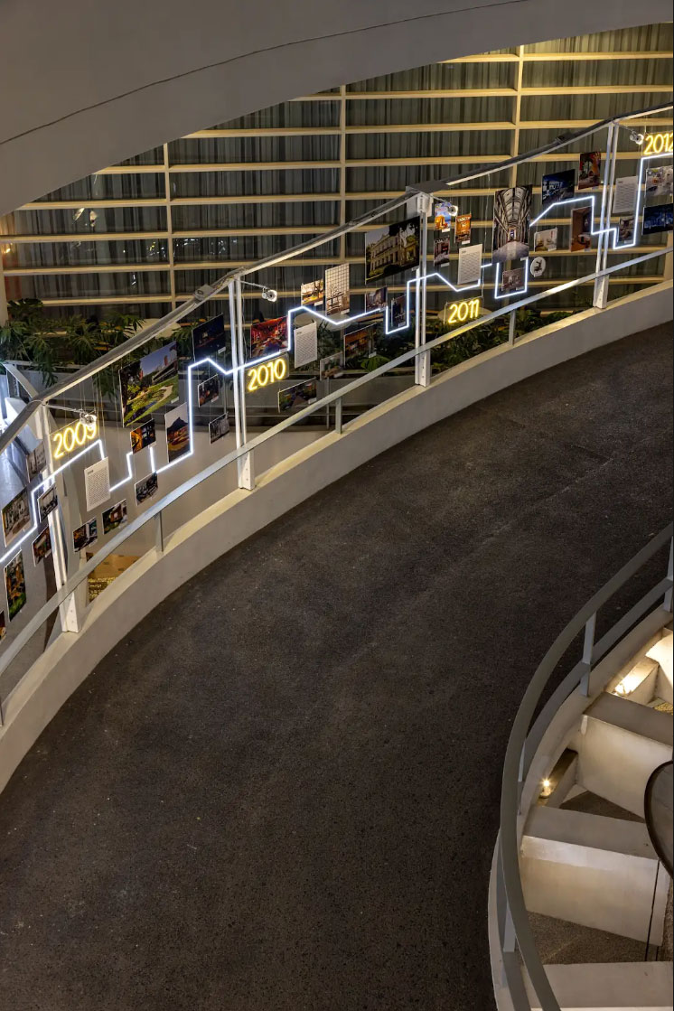 Las rampas del edificio modernista recibieron los paneles de la exposición conmemorativa de los 35 años del evento.