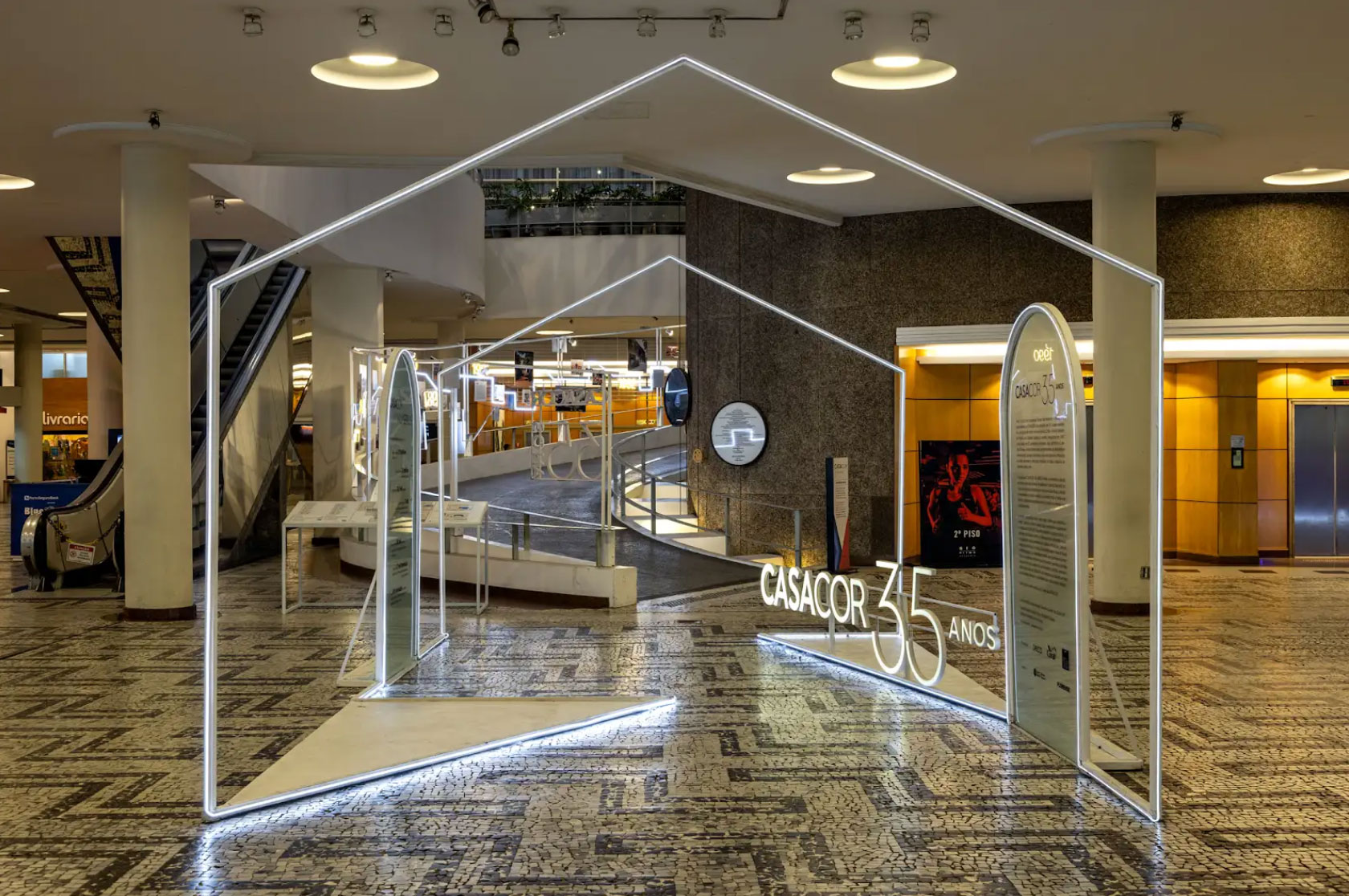 En la planta baja del Conjunto Nacional, una instalación luminosa servía como entrada a la exposición sobre los 35 años de CASACOR.