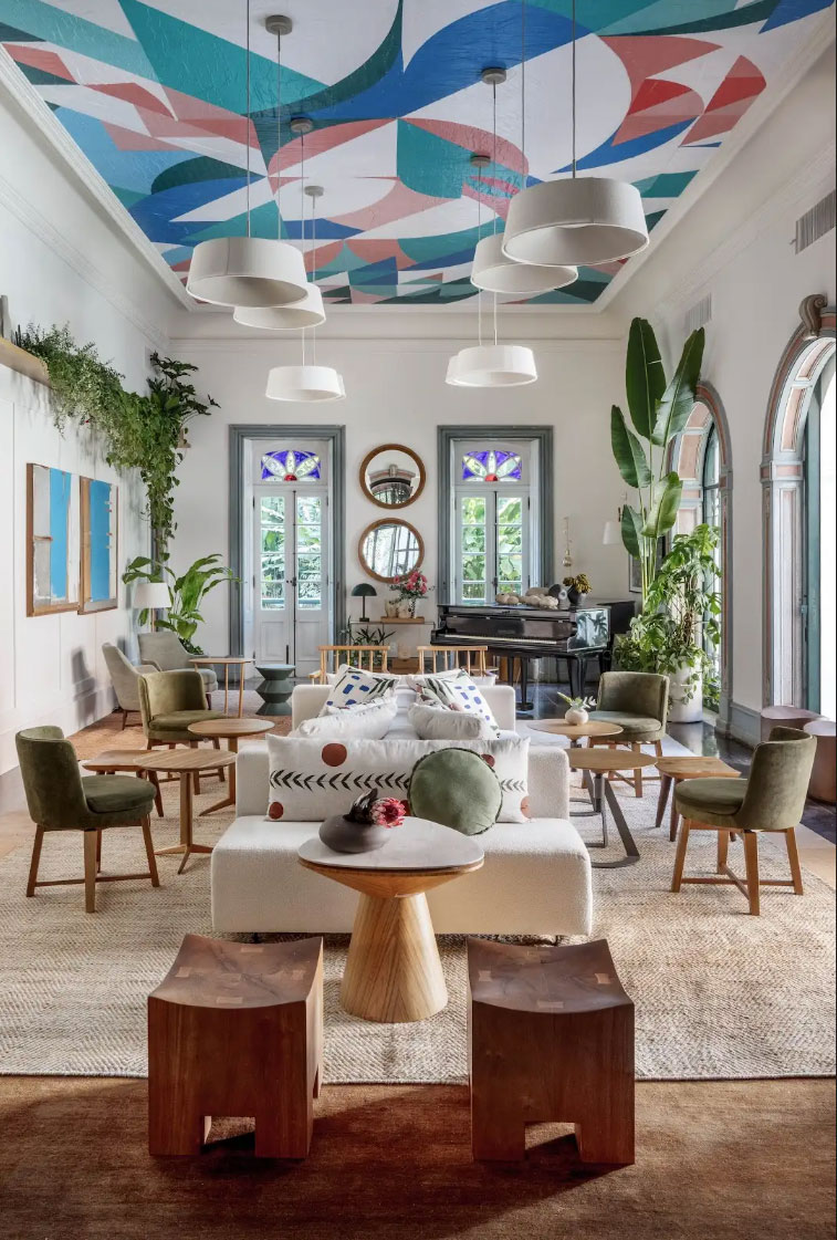 A CASACOR Rio de Janeiro também se despediu do Palacete Brando Barbosa, onde Paula Neder criou um colorido piano-bar no limite com o jardim da residência.