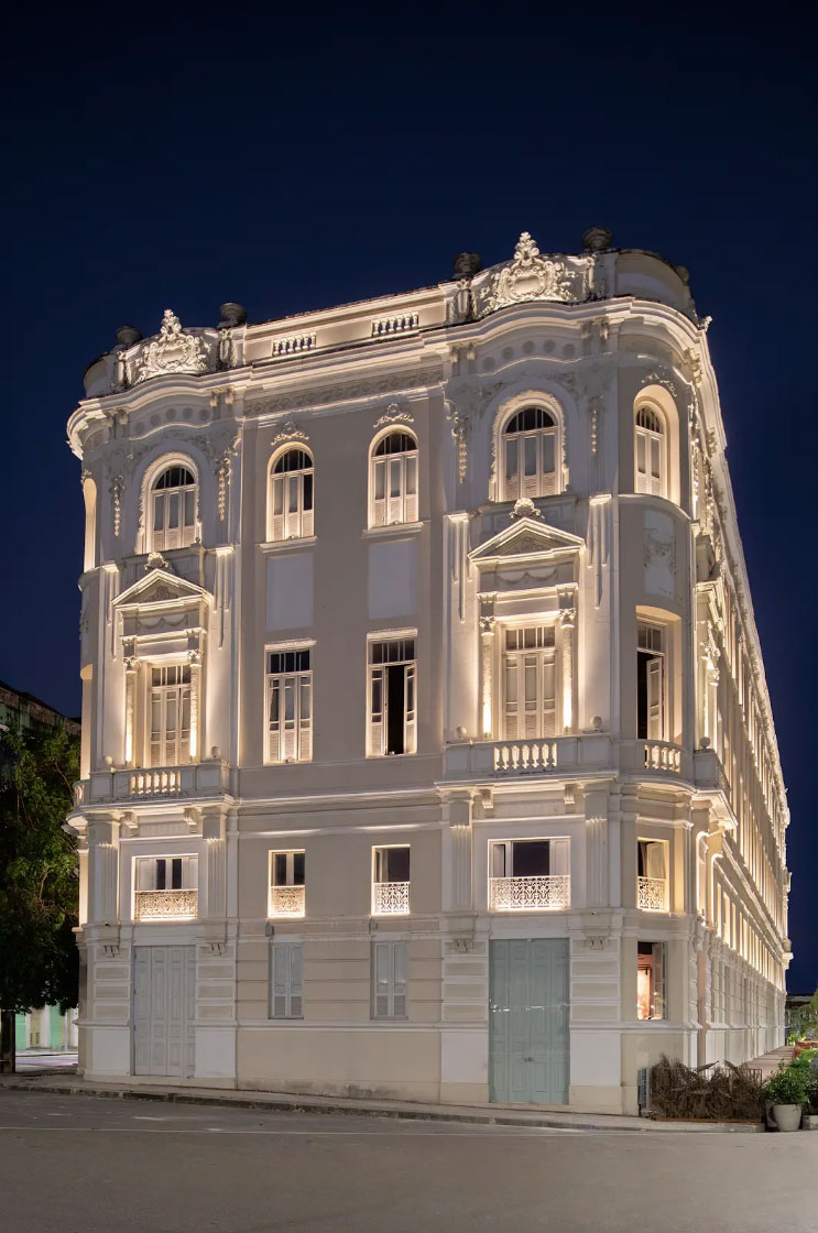 Fachada do Edifício Chanteclair, no Recife, com projeto de iluminação de Carlos Fortes.