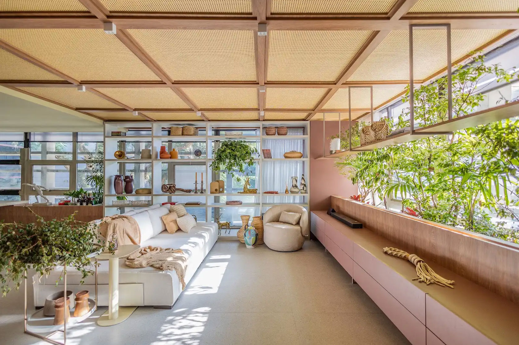 O loft com desenho universal projetado pelo ARQTAB para a CASACOR São Paulo.