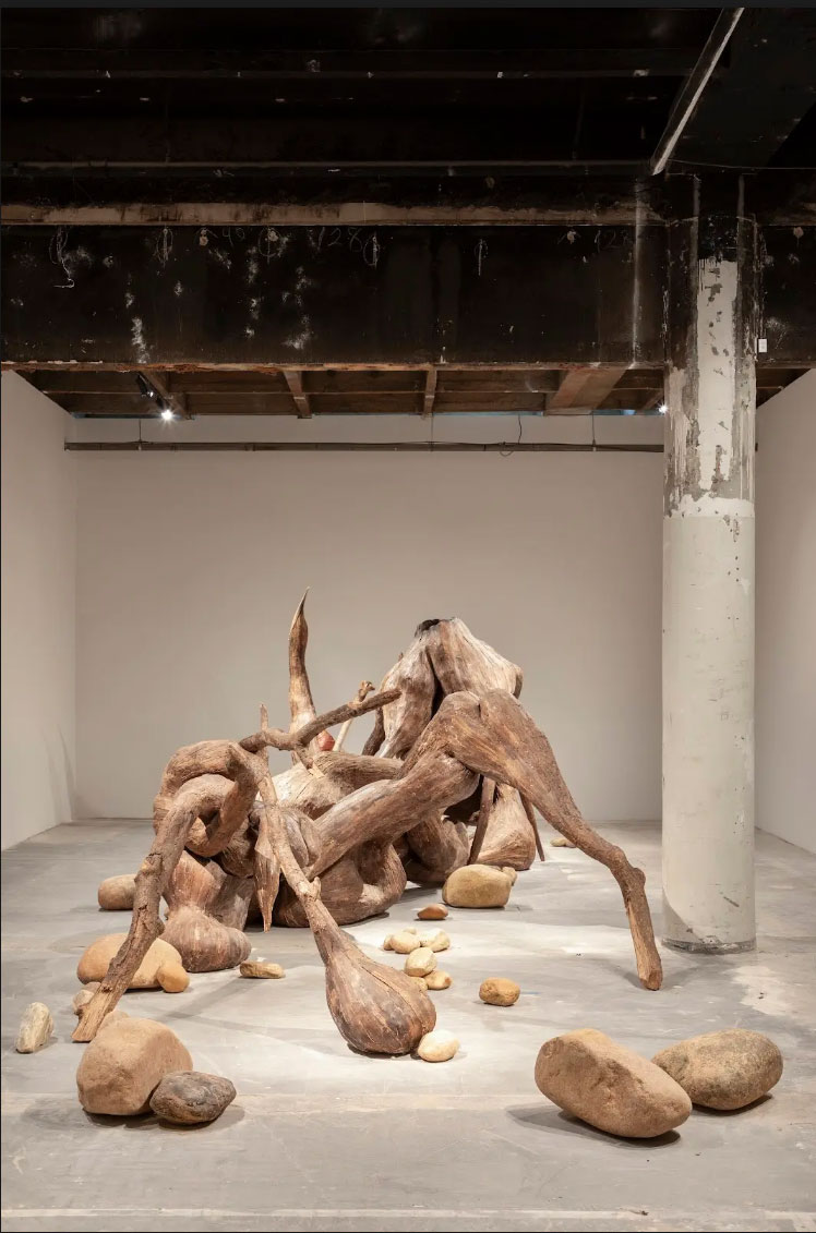 La instalación Memento Habilis, de Henrique Oliveira, formó parte de CASACOR São Paulo.